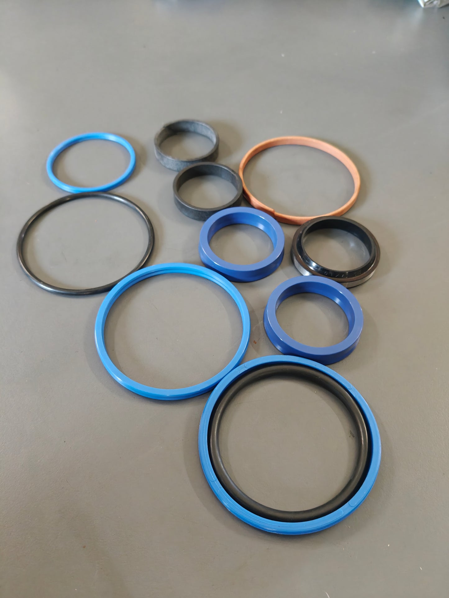 Etukuormaajan kauhan sylinterin tiivistesarja, 80mm mäntä.